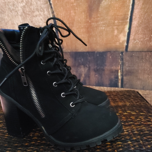 Boots - Picture 5 of 5